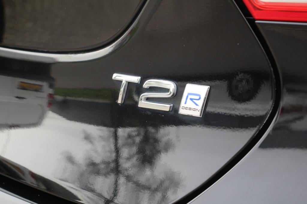 Volvo V40 1.5 t2 r-design automaat - leder/alcantara - led - navi - pdc + c