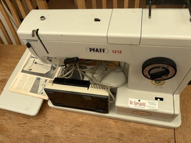 Pfaff 1212 Naaimachine (door De Sierspeld nagezien)