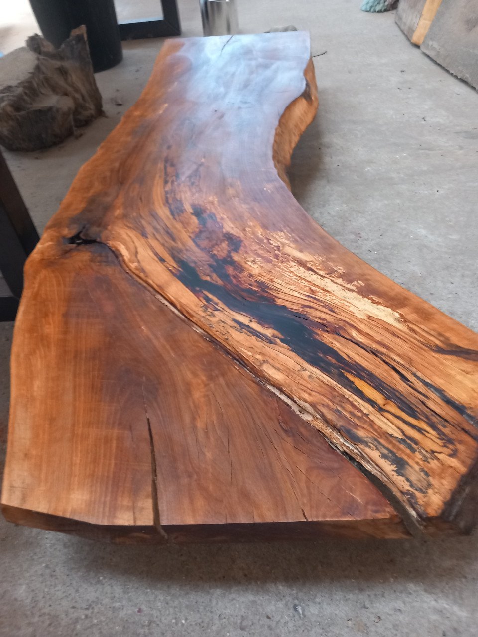 Boomstamtafels tafelbladen wandplanken salontafel bartafel in boomstamvorm