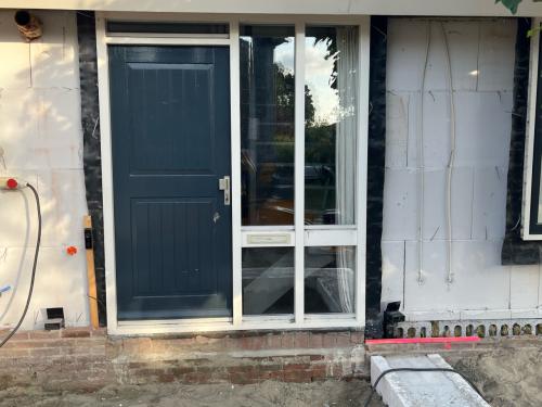 Hardhouten voordeur en kozijn met zijruiten