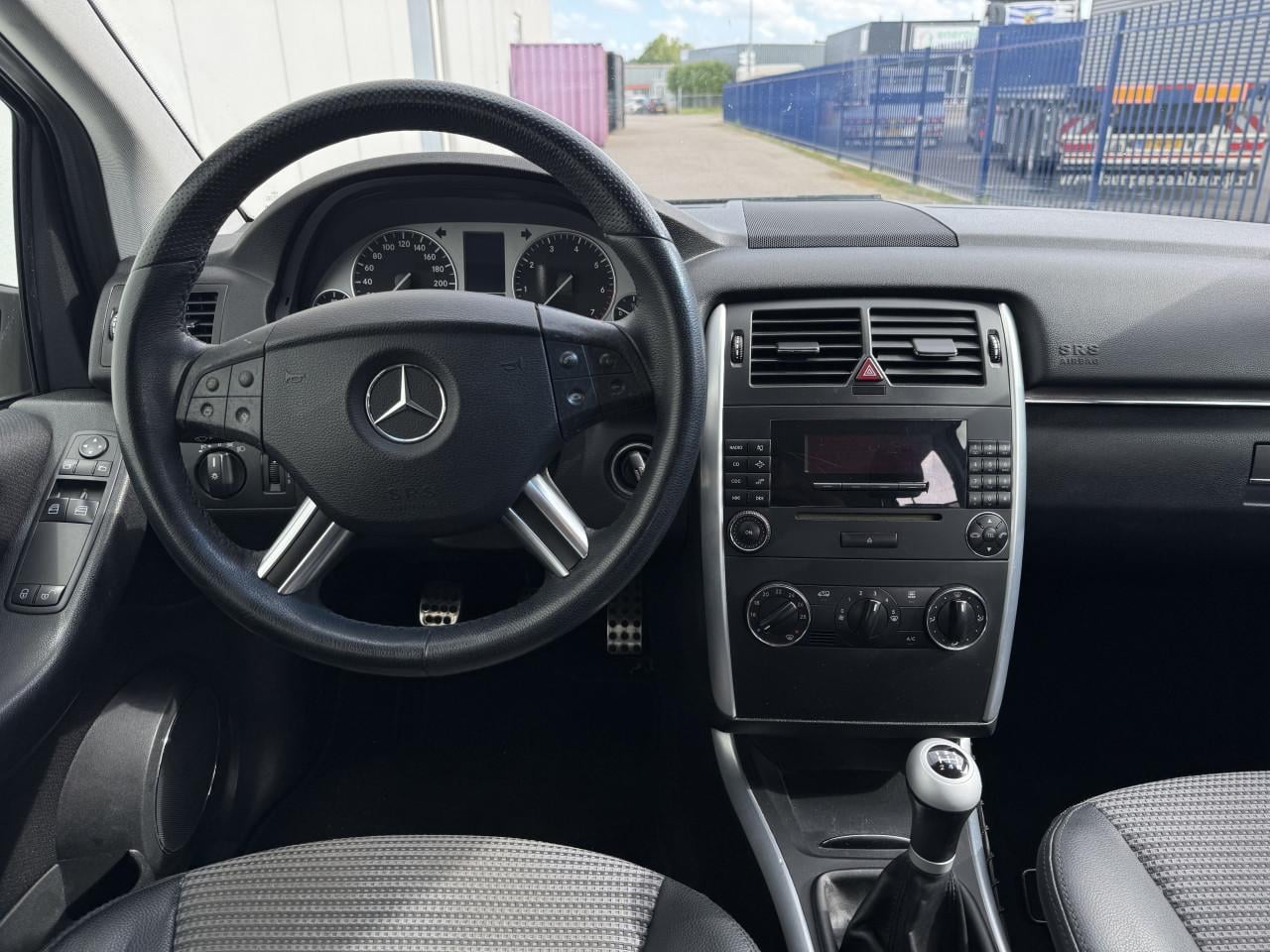 Mercedes B200 met 4 nieuwe banden en vol jaar apk!
