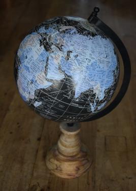 *~* Wereldbol / Globe *~* zwart met houten voet *~*