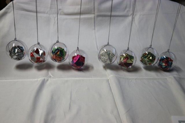 Origami kerstbal Hangertje €.2,50 Grootte: 8 cm doorsnee Doorzichtige
