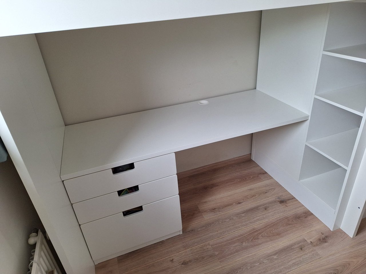 Hoogslaper met bureau en kast