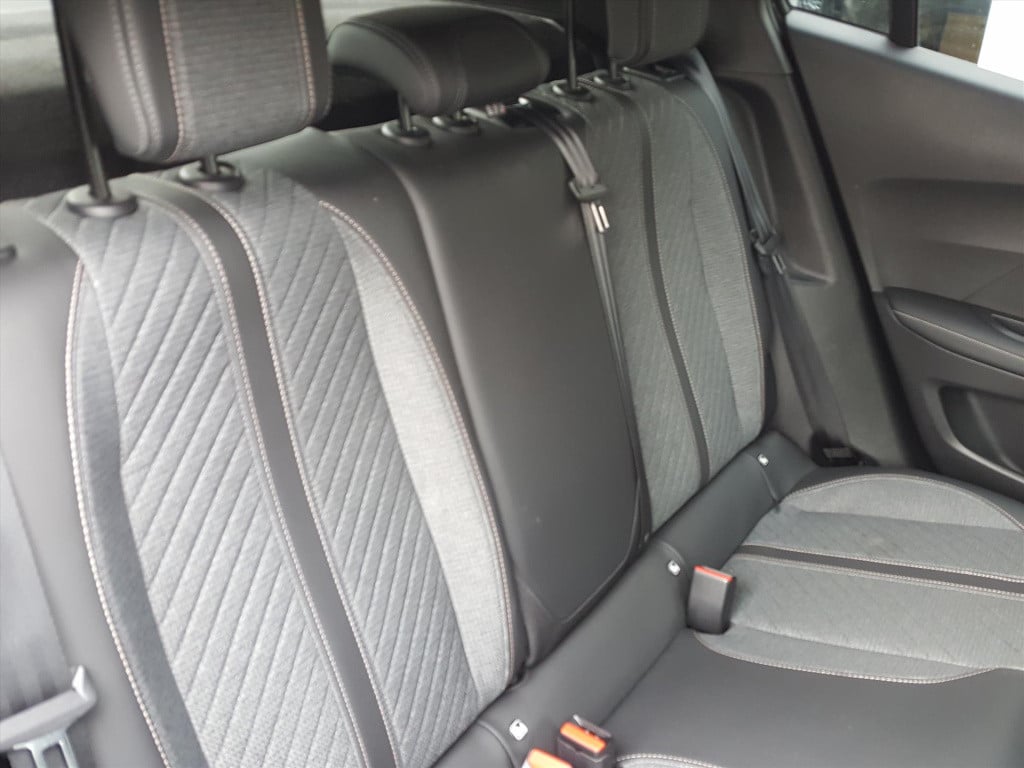 Peugeot 2008 1.2 puretech 100pk allure | navigatie | bluetooth | applecarpl