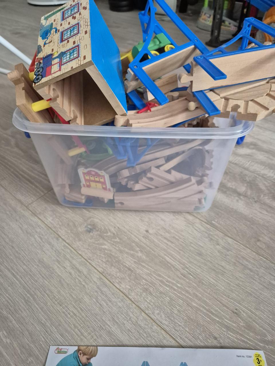 Houten treinbaan in doos