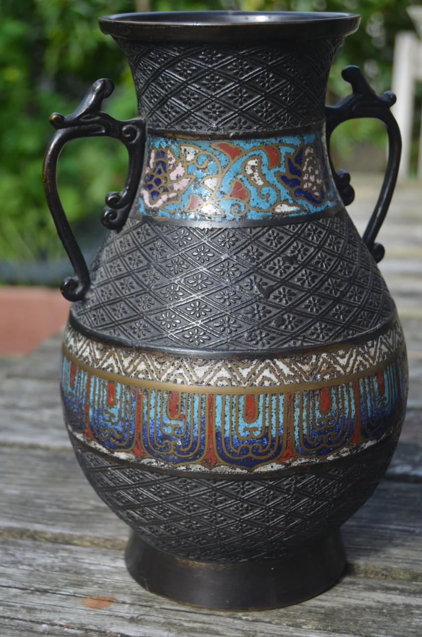 2 Japanse vazen Brons of koperlegering met champlevé email