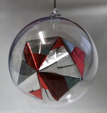 Origami kerstbal Hangertje €.2,50 Grootte: 8 cm doorsnee Doorzichtige plast