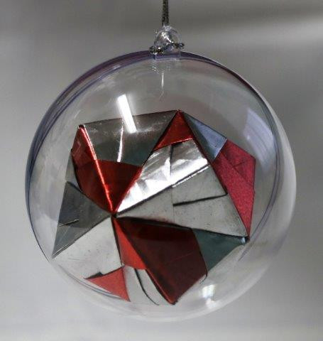 Origami kerstbal Hangertje €.2,50 Grootte: 8 cm doorsnee Doorzichtige plast