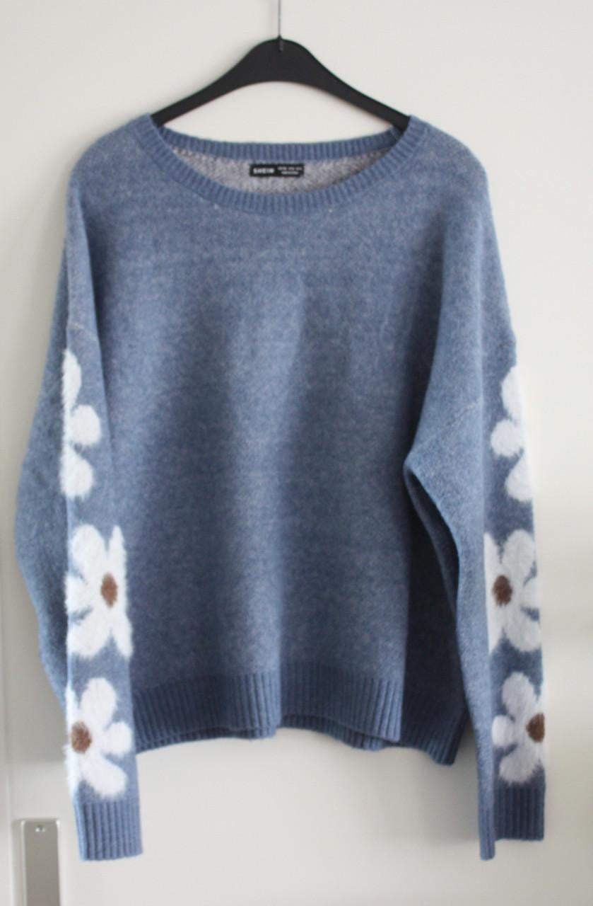 Blauwe trui met bloemen mouwen print  maat 46