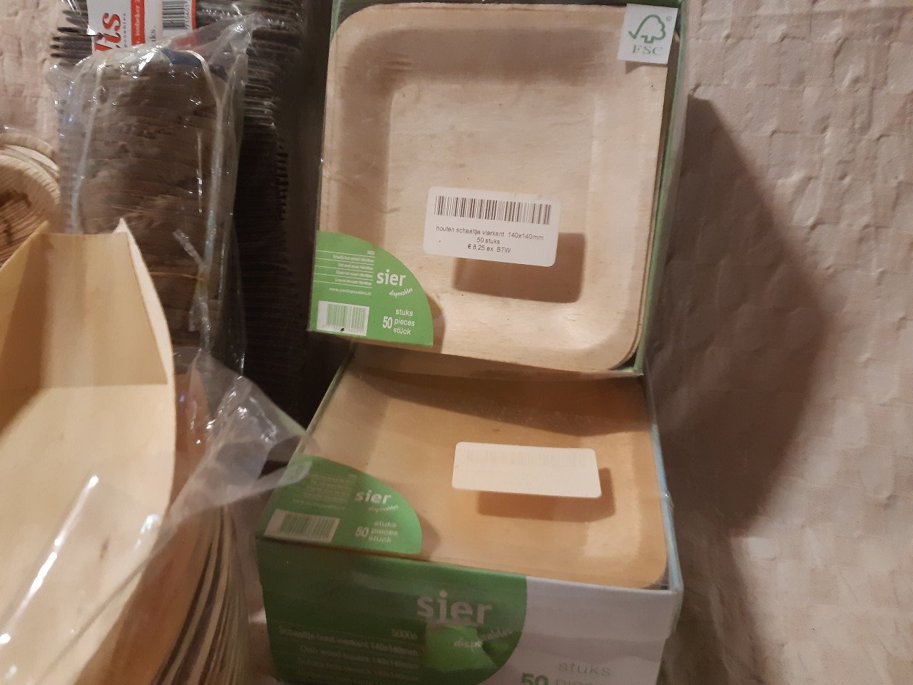 Diverse schaaltjes van palmblad, hout en bamboe