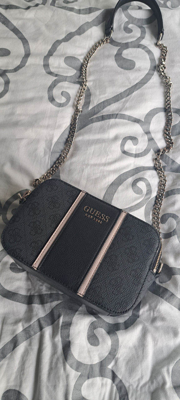 Guess handtas