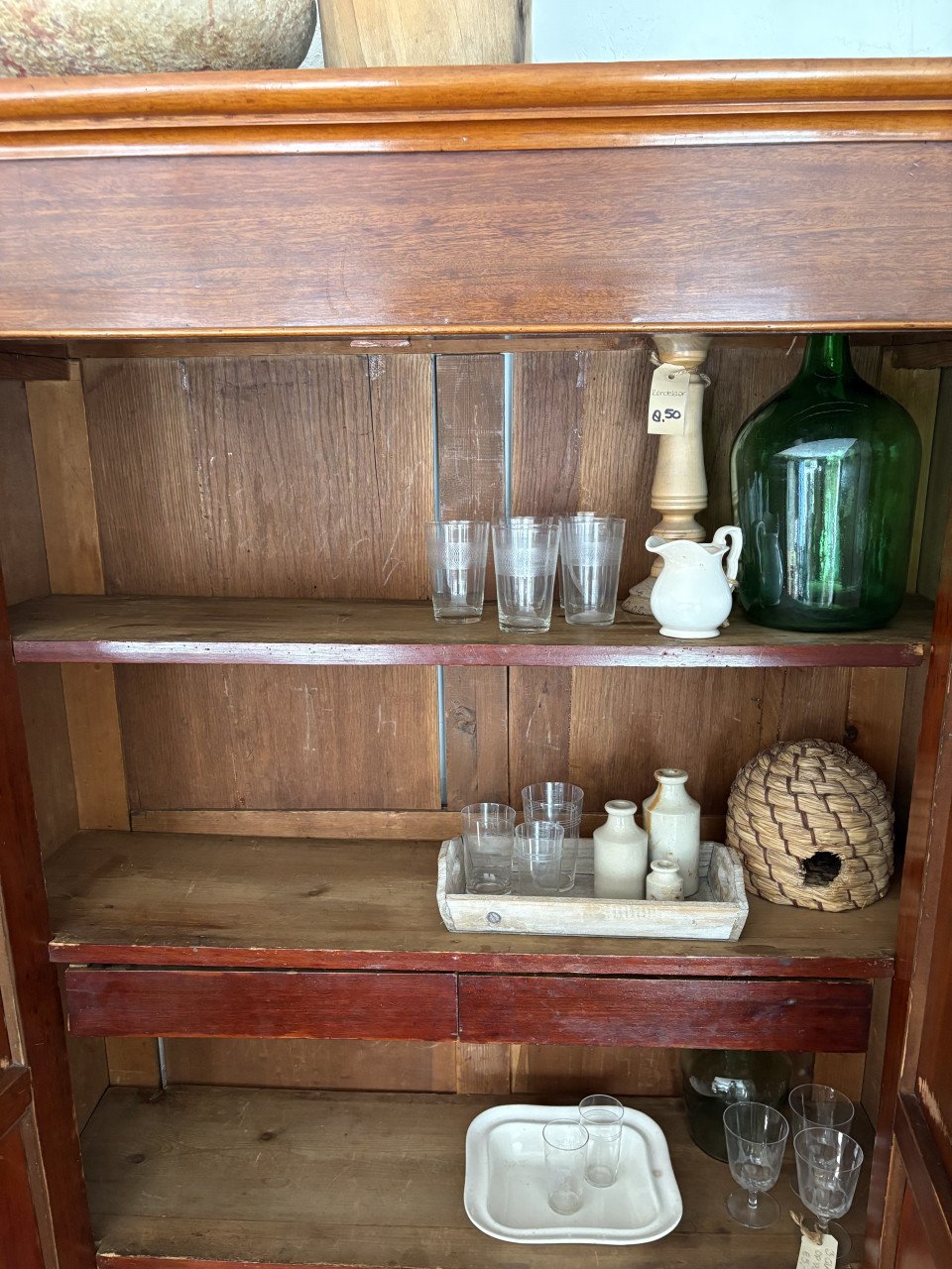 Oude kast met 2 deuren en 2 laadjes