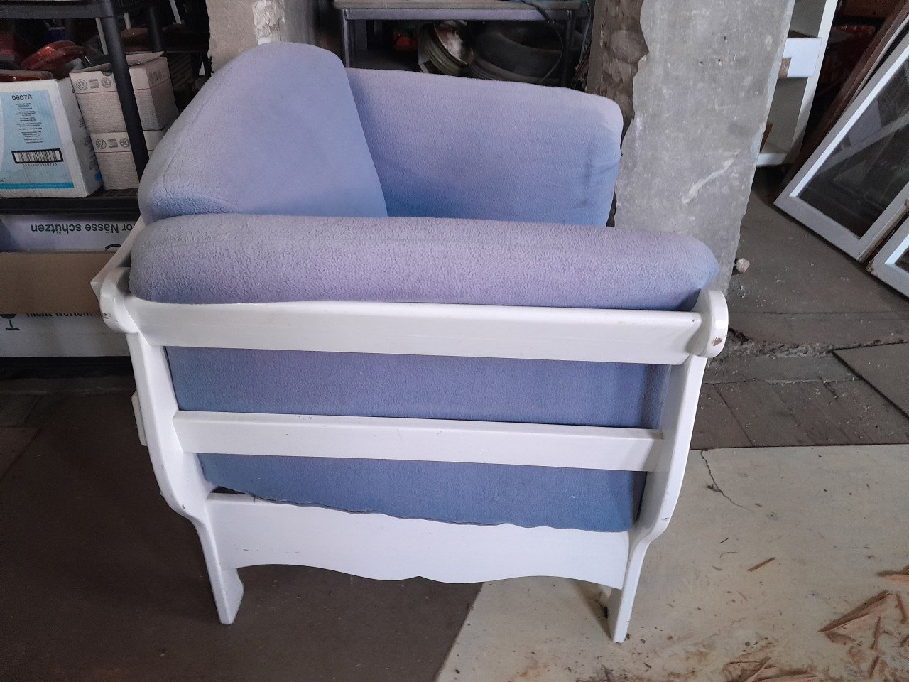 Leuke witte massief houten stoel met losse wasbare kussens
