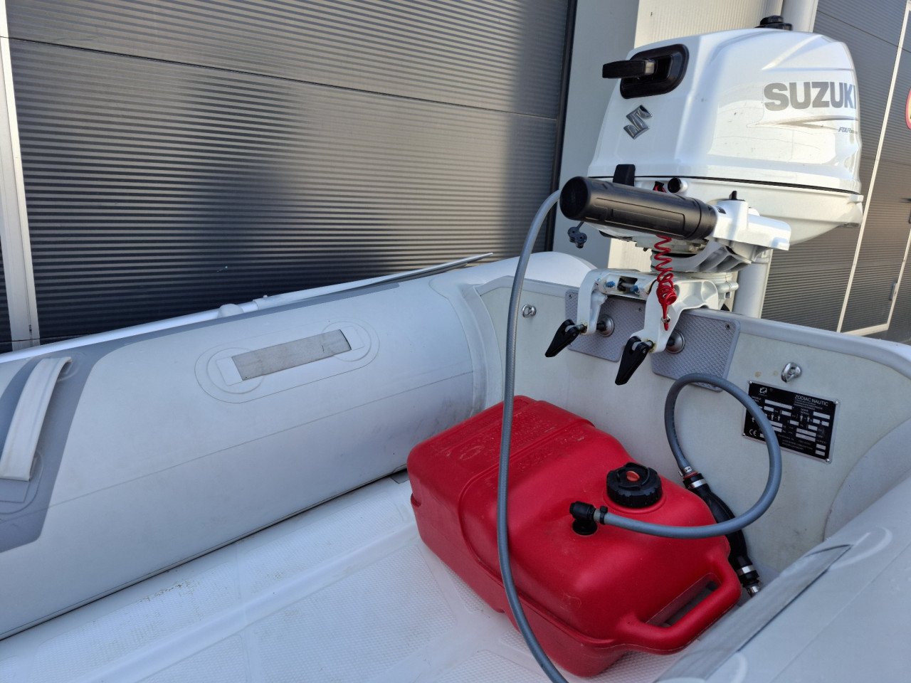 Zodiac 300 met Suzuki 6pk en Pega strandtrailer