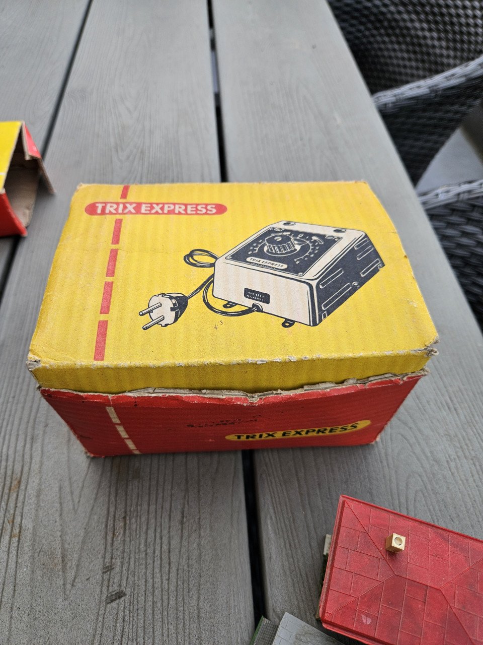 Mooi set Trix Express incl trafo, lok en 5 wagons en bijzondere rails....