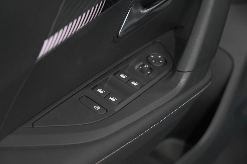 Peugeot 2008 puretech 100 allure | apple carplay | parkeersensoren | climat