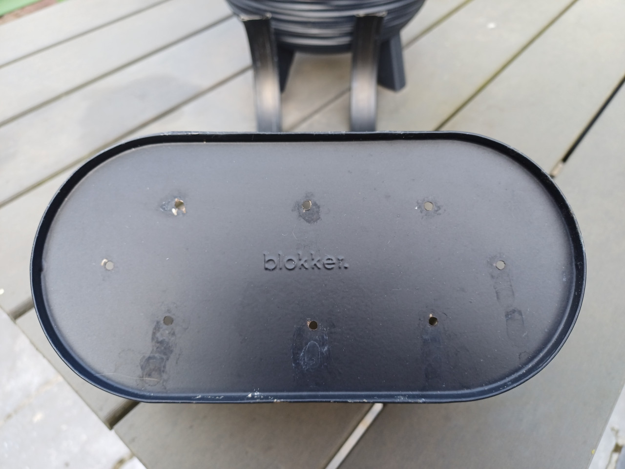3 zwarte, metalen (ovale) HANG BLOEMBAKKEN met VIOLEN + REK