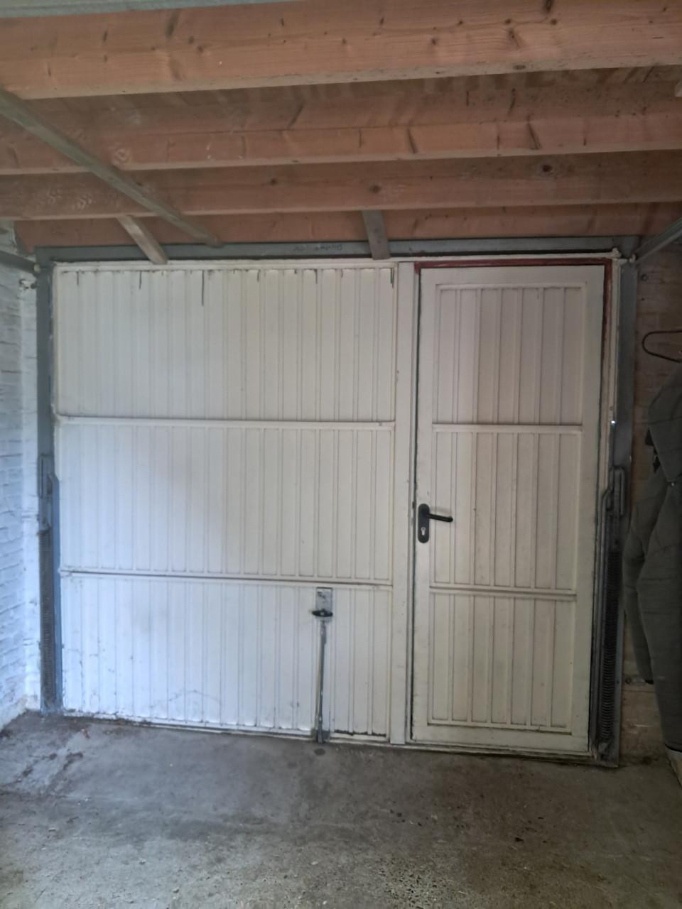 Kantelbare garagedeur met loopdeur