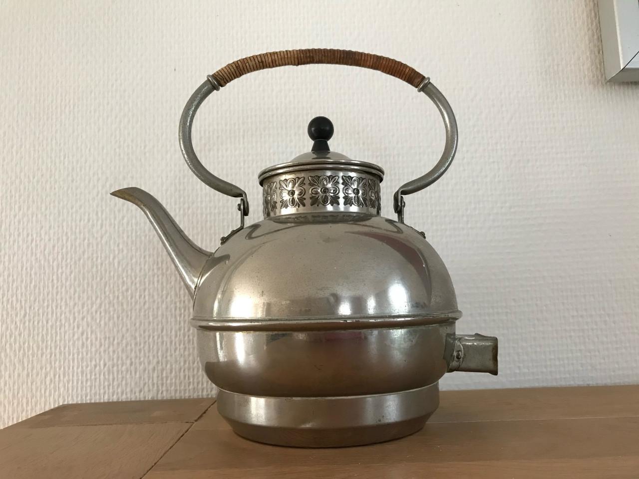 Elektrische theepot/waterkoker met mooi afgewerkte rand.
