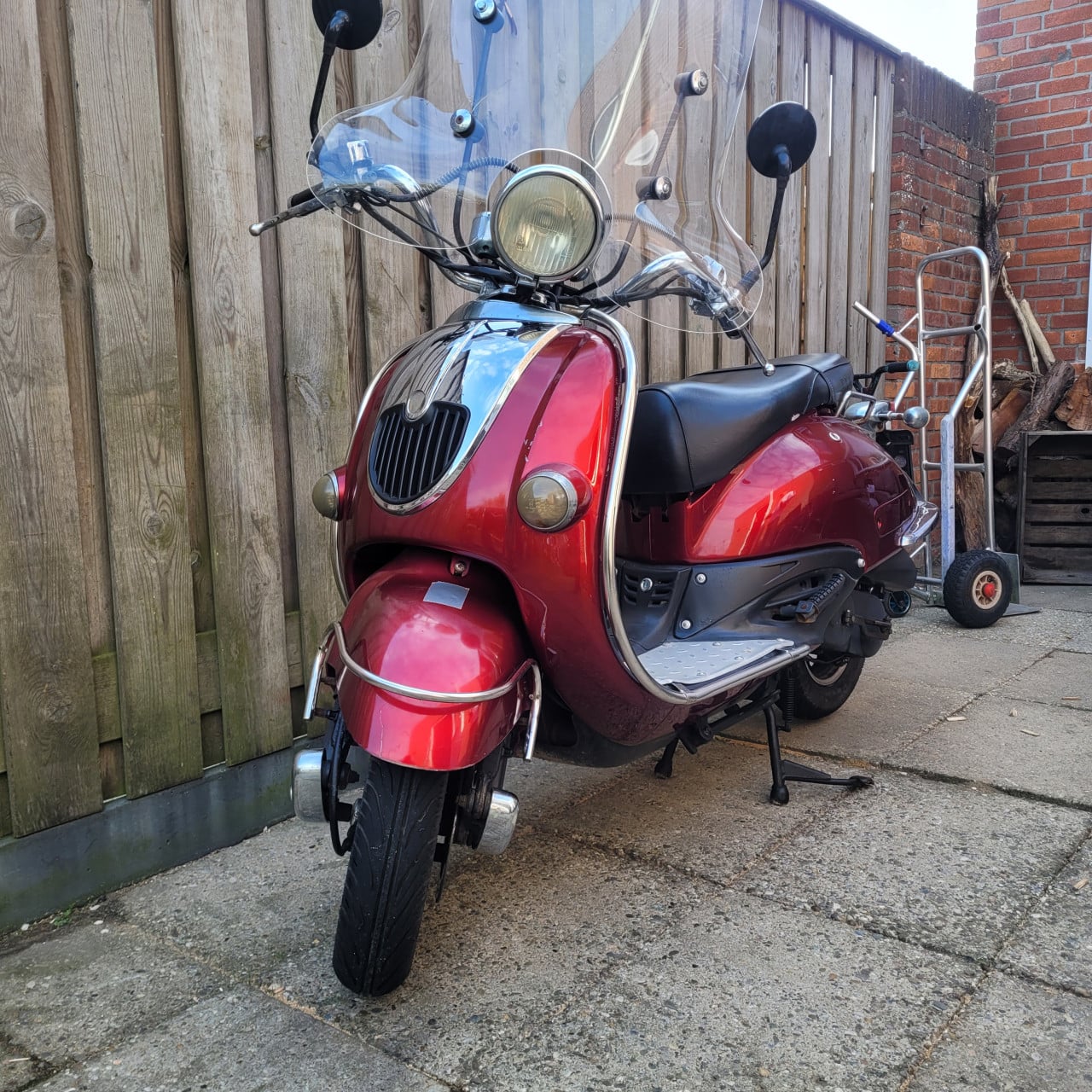 Leuke retro snor scooter