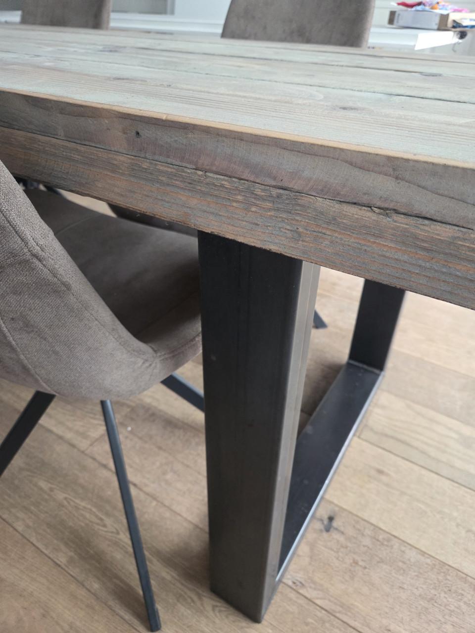 Steigerhouten tafel