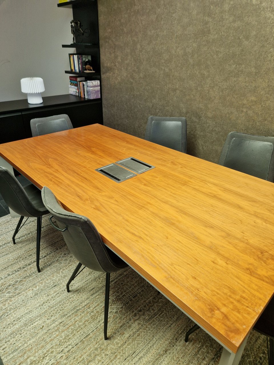 Mooie eettafel.vergadertafel, werktafell met elektriciteits aansluiting