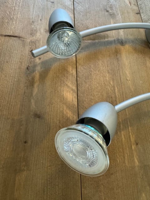 2 plafondlampen met elk 3 spots