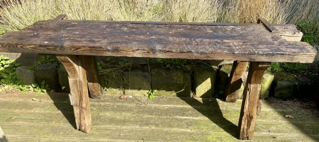 Oude gerestaureerde werkbank