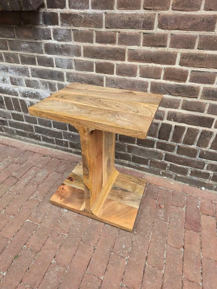 OOK LEUKE BIJZETTAFELTJES VOOR NAAST HET BED....OF ERGENS ANDERS NATUURLIJK