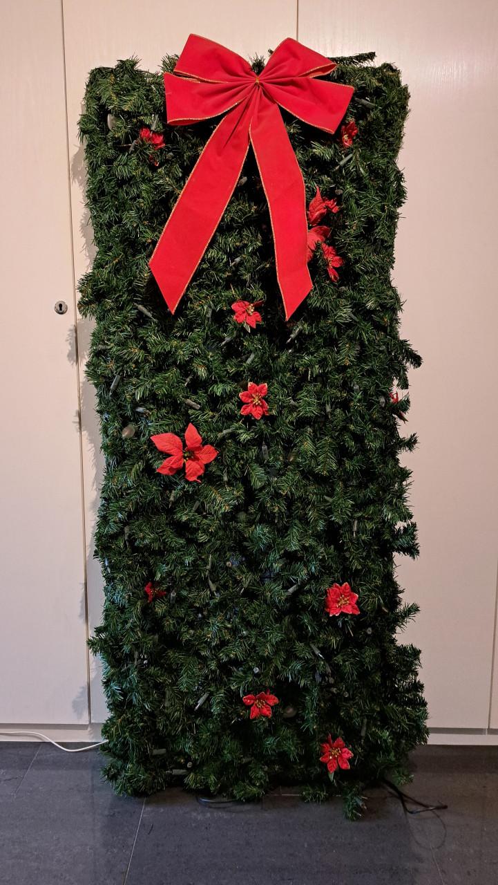 Trellis vakwerk met kerst versiering en verlichting