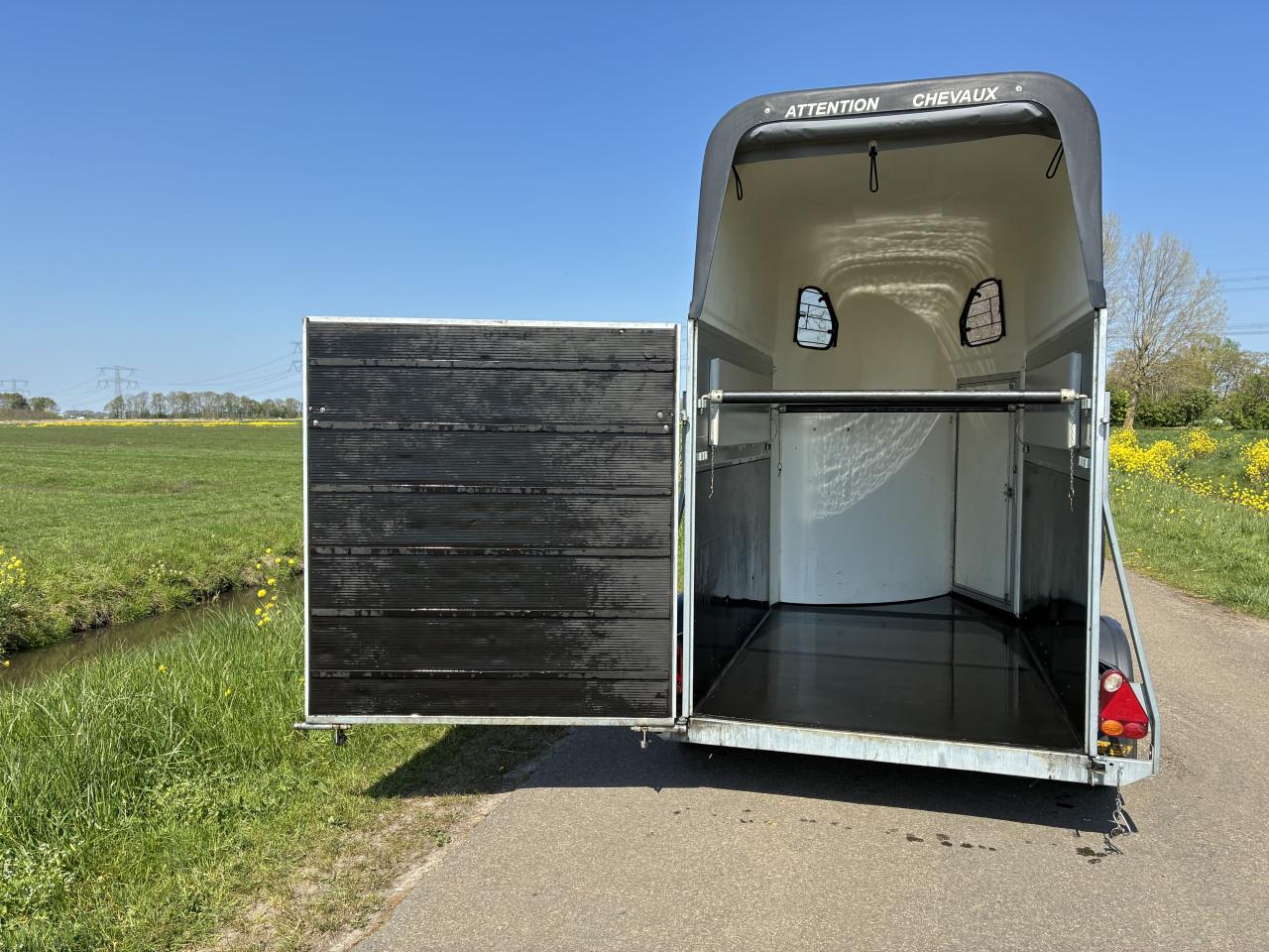 Volledig aluminium Cheval Liberte Gold One met zadelkamer en klep/deur