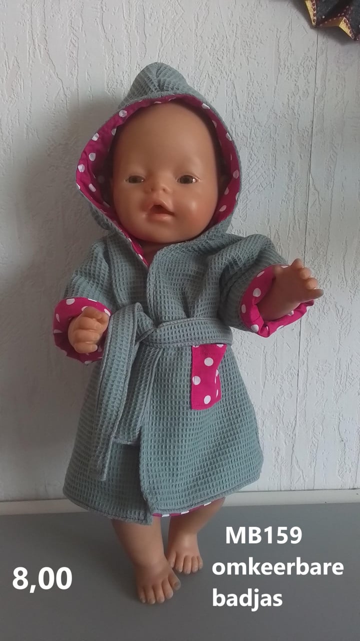 Baby born / babyborn badjas . Opbrengst KiKa. Poppenkleertjes.