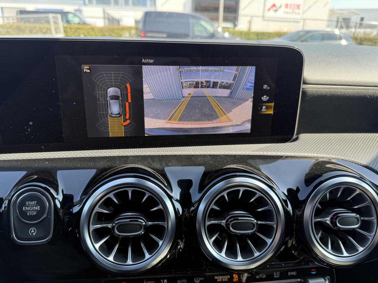 Mercedes-Benz A-klasse - 180 d AMG | Widescreen | Camera | Sfeer | Carplay