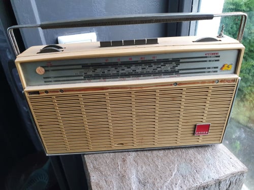 Leuk vintage jaren 60 ERRES RP 666 transistor radio (van der heem)..