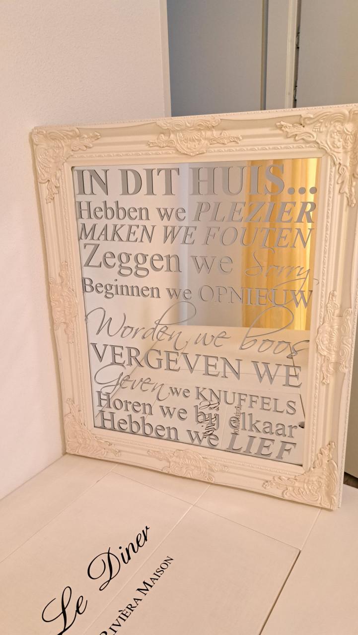 Mooie witte barokke spiegel met tekst