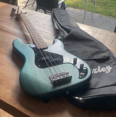 Fazley Outlaw Peacemaker Basic Blue  elektrische basgitaar met gigbag