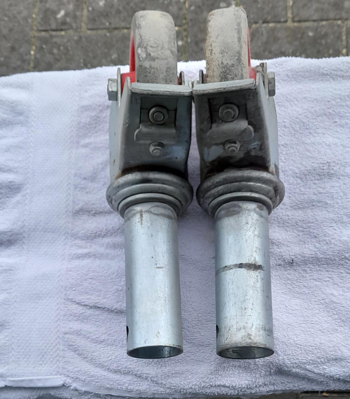 Wielen voor een bouwhek.