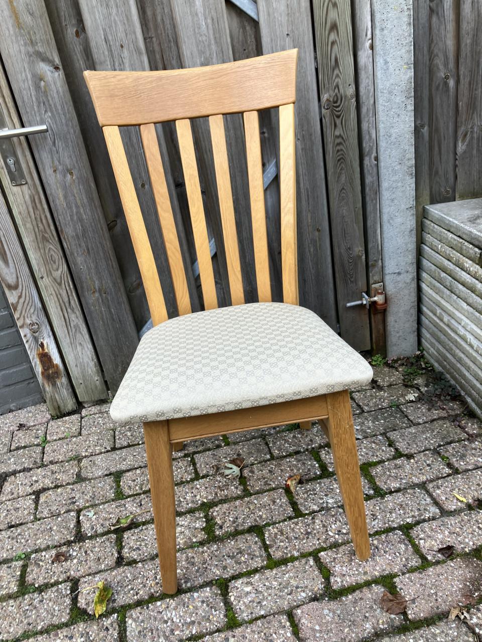 Gratis eetkamertafel met stoelen