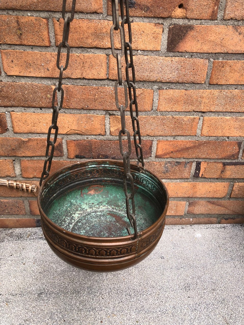 Koperen hangpot met ketting.