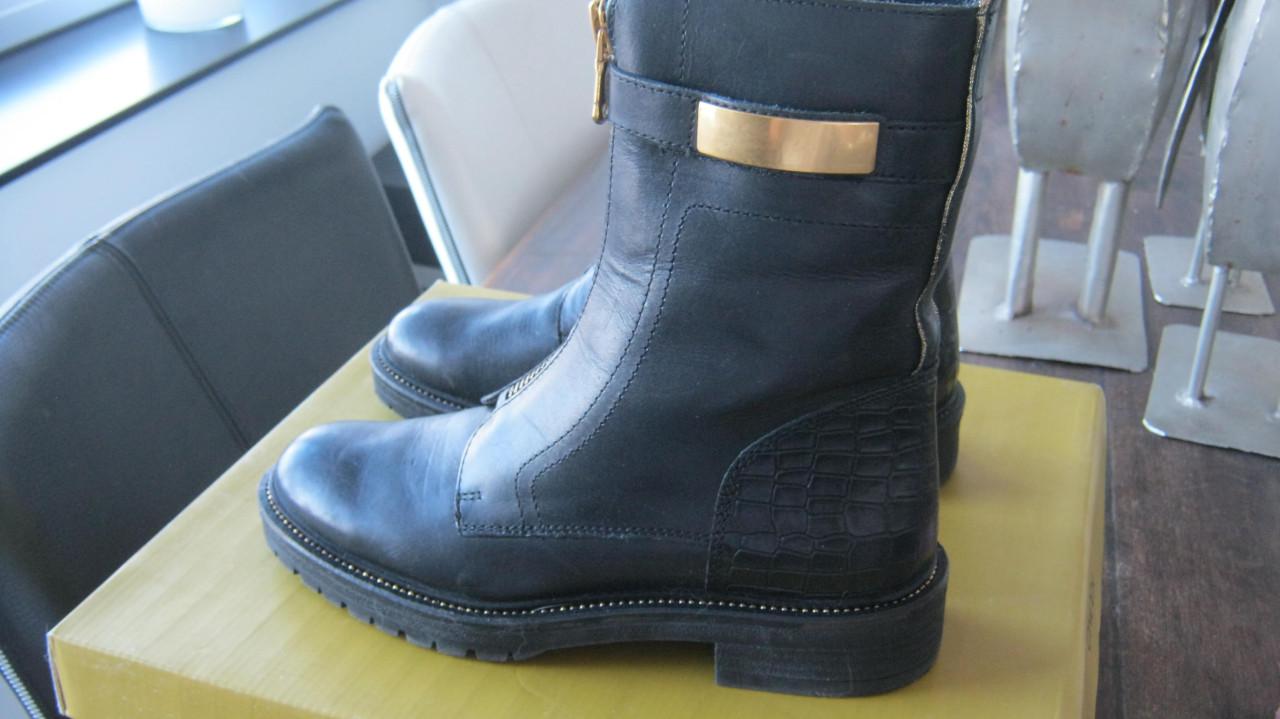 NIEUW LAARZEN MAAT 37 VOOR 50 EURO