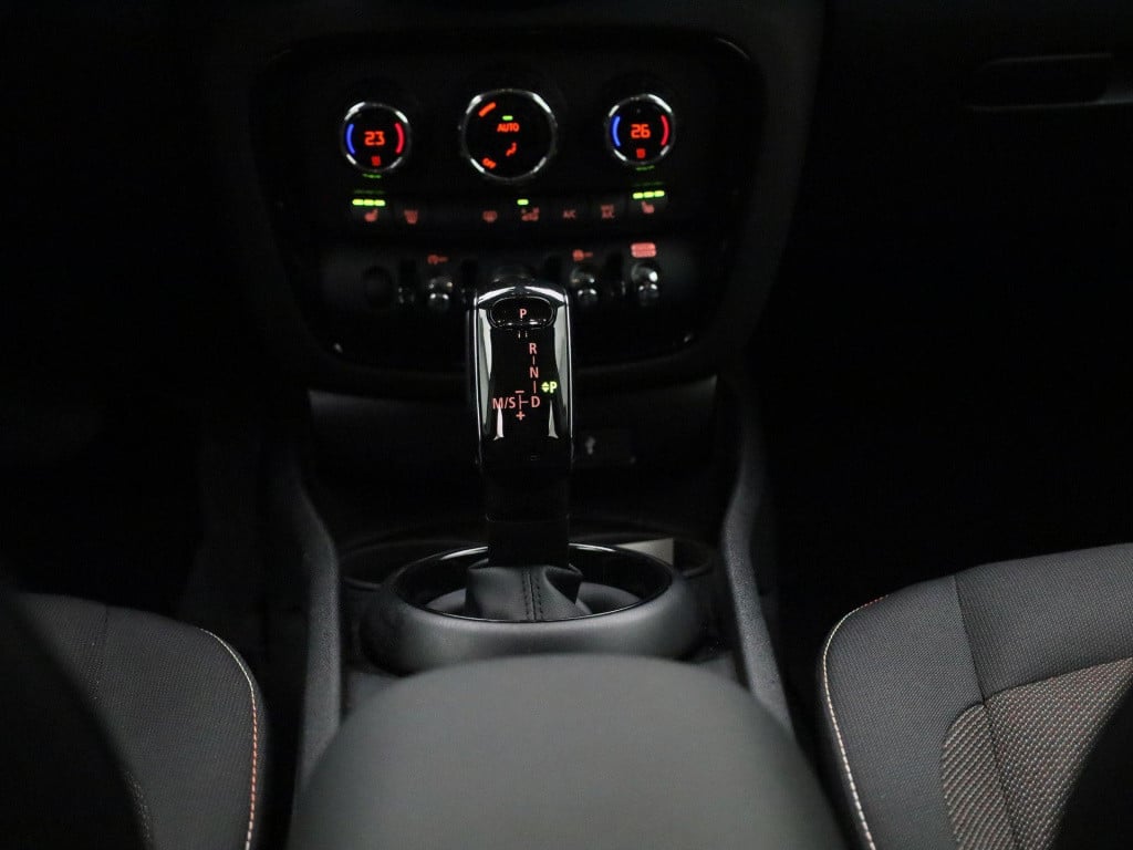 Mini Clubman 1.5 cooper essential | automaat | lage km stand! | navigatie |