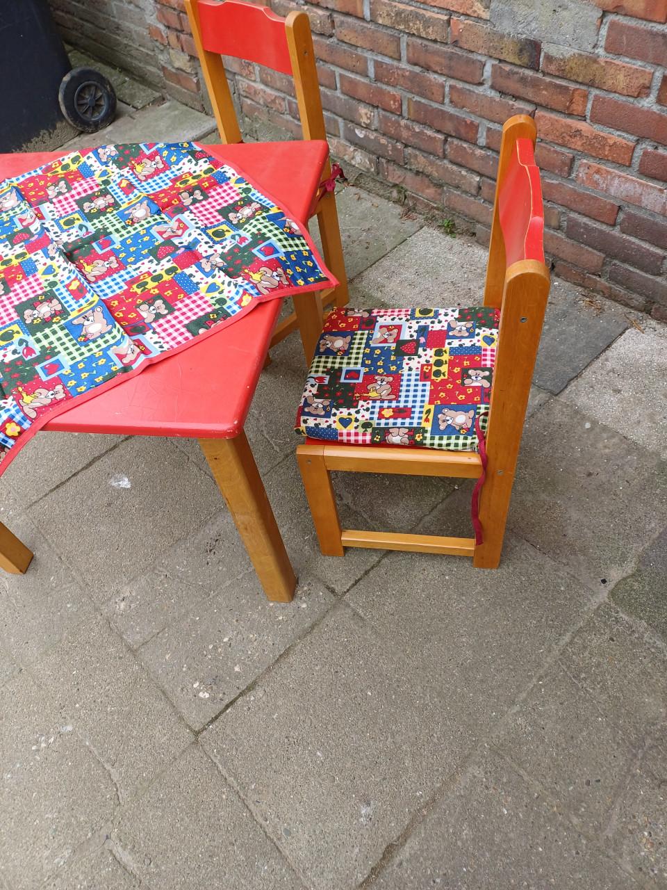 Kleutertafeltje met 2 stoeltjes
