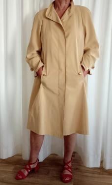 Prachtige beige, crème damesjas merk Delmod maat 42 -44