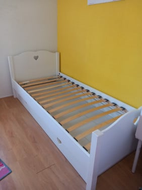 Massief houten bed met lade en hartjesdetail