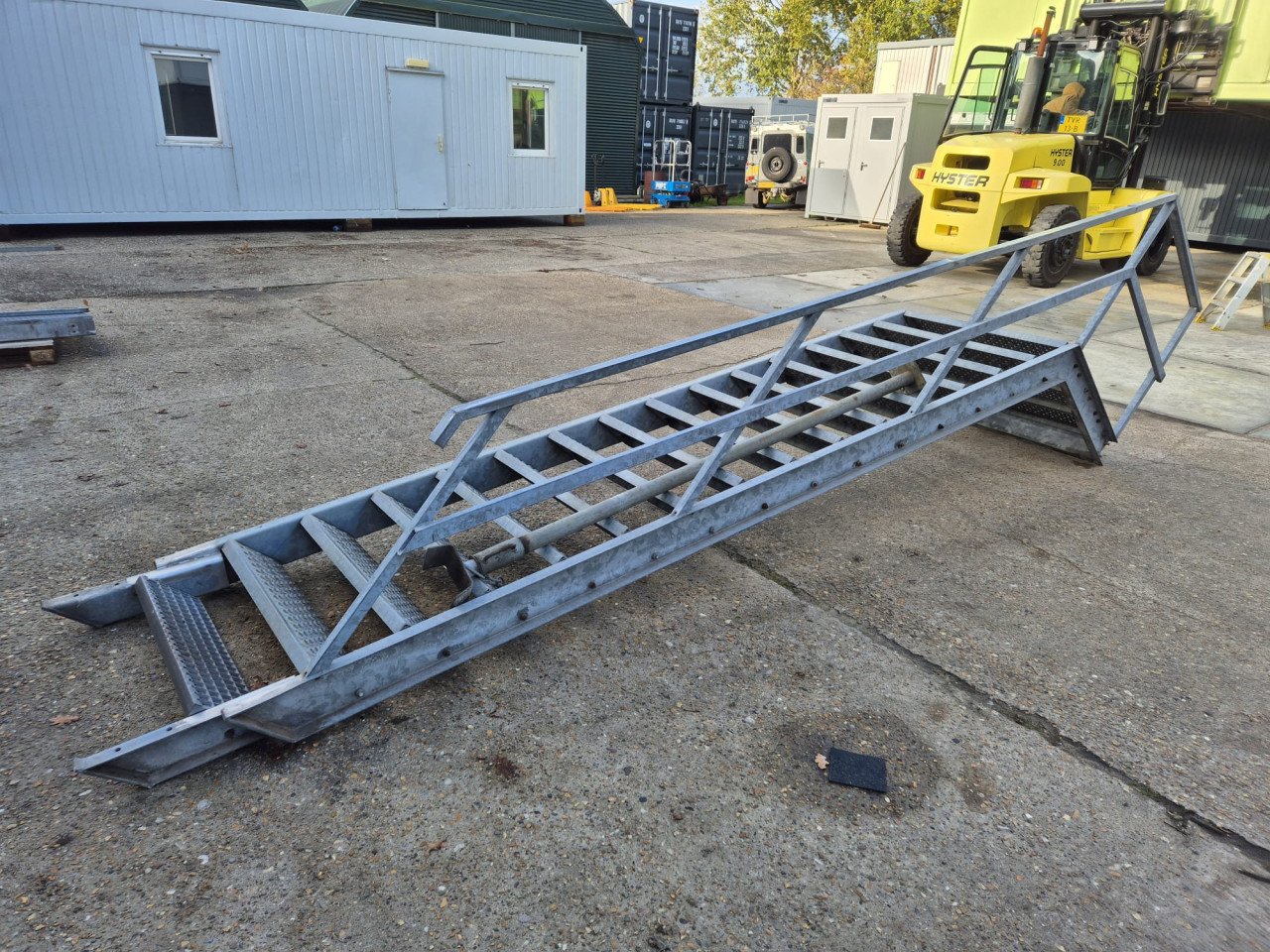 Gegalvaniseerde stalen buitentrap met bordes 280cm