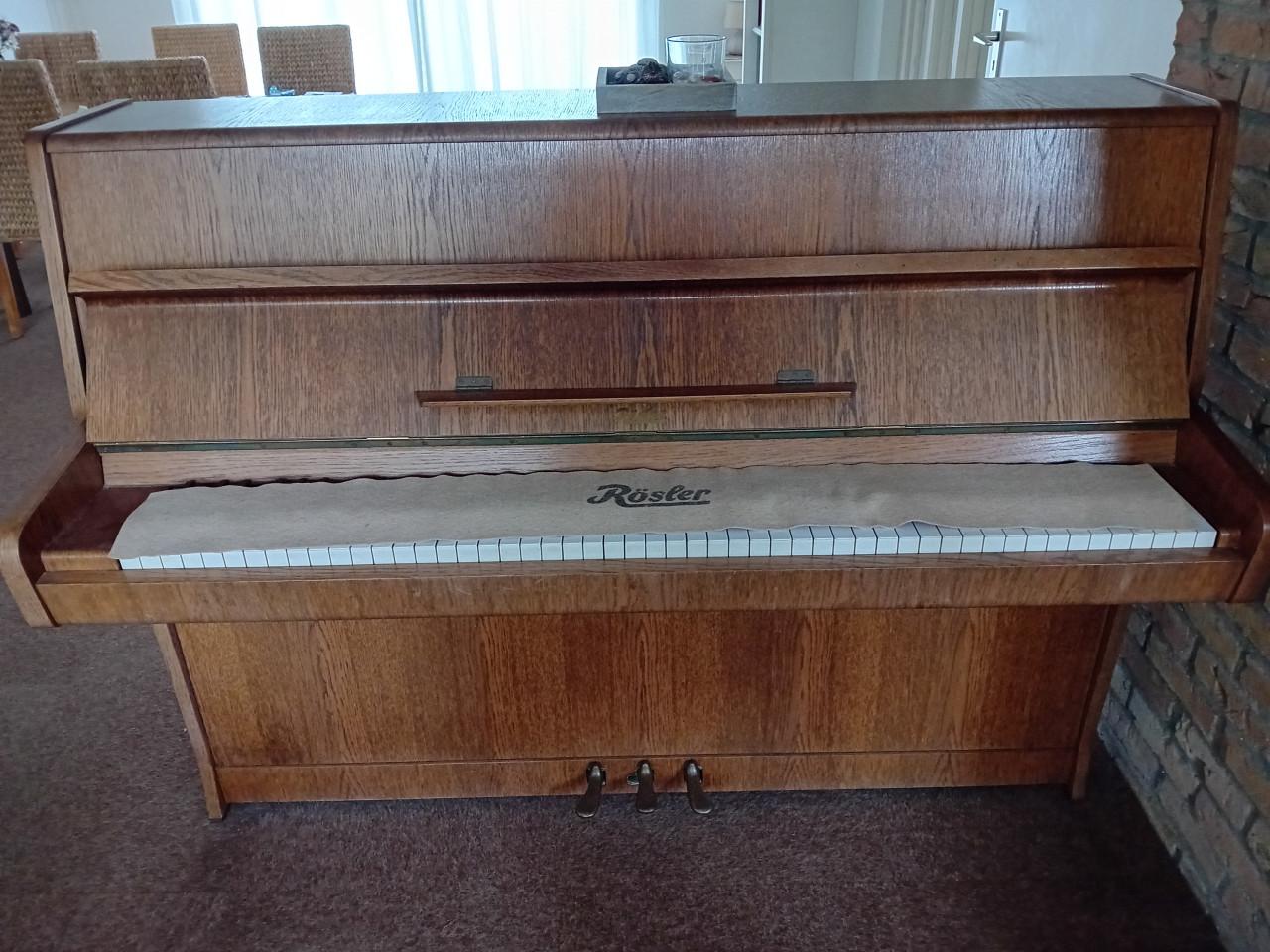 Te Koop: piano, merk Rösler
