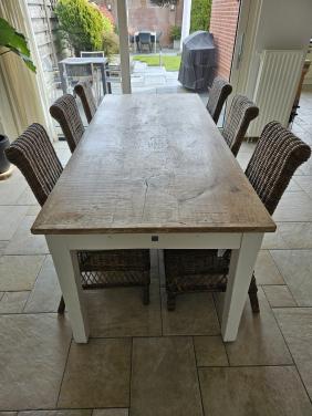 Eettafel met 6 eetstoelen