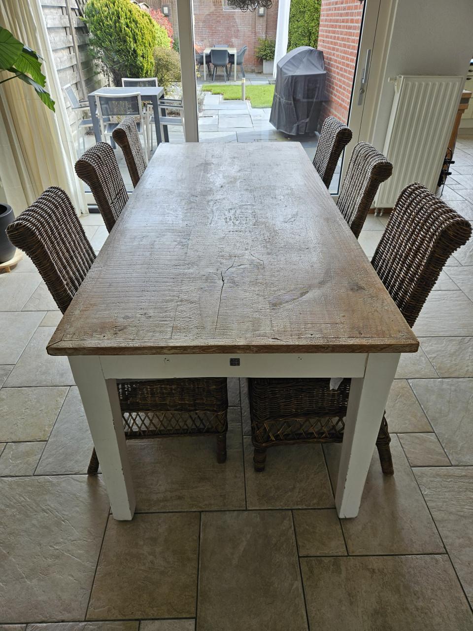 Eettafel met 6 eetstoelen