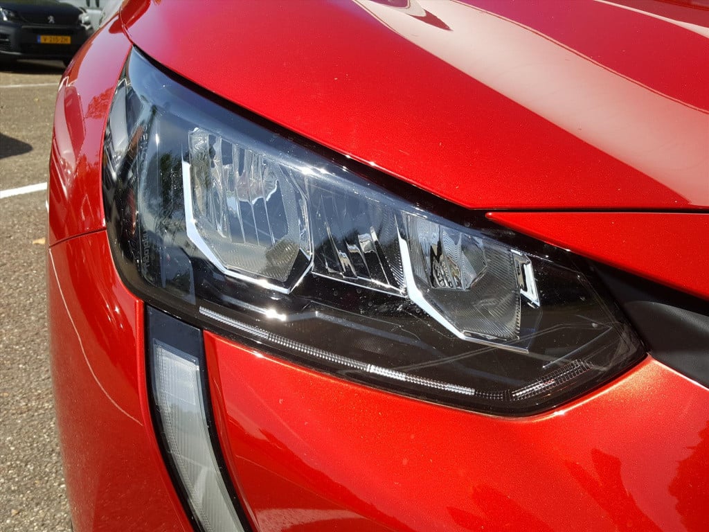 Peugeot 208 allure 1.2 puretech 100pk | 3d-navigatietomtom&bluetooth&dab+ |
